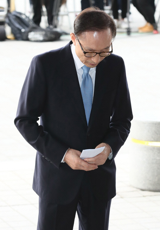 뇌물수수·횡령·조세포탈 등 혐의를 받는 이명박 전 대통령이 14일 오전 서울 서초구 서울중앙지검에 피의자 신분으로 출석, 고개를 숙이고 있다. [사진공동취재단=연합뉴스]